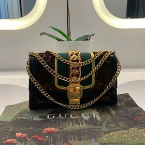Gucci crossbody purse with detachable chain